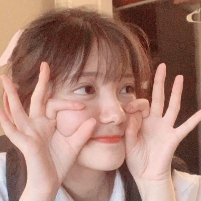 普京发现女士没酒杯后让出自己的